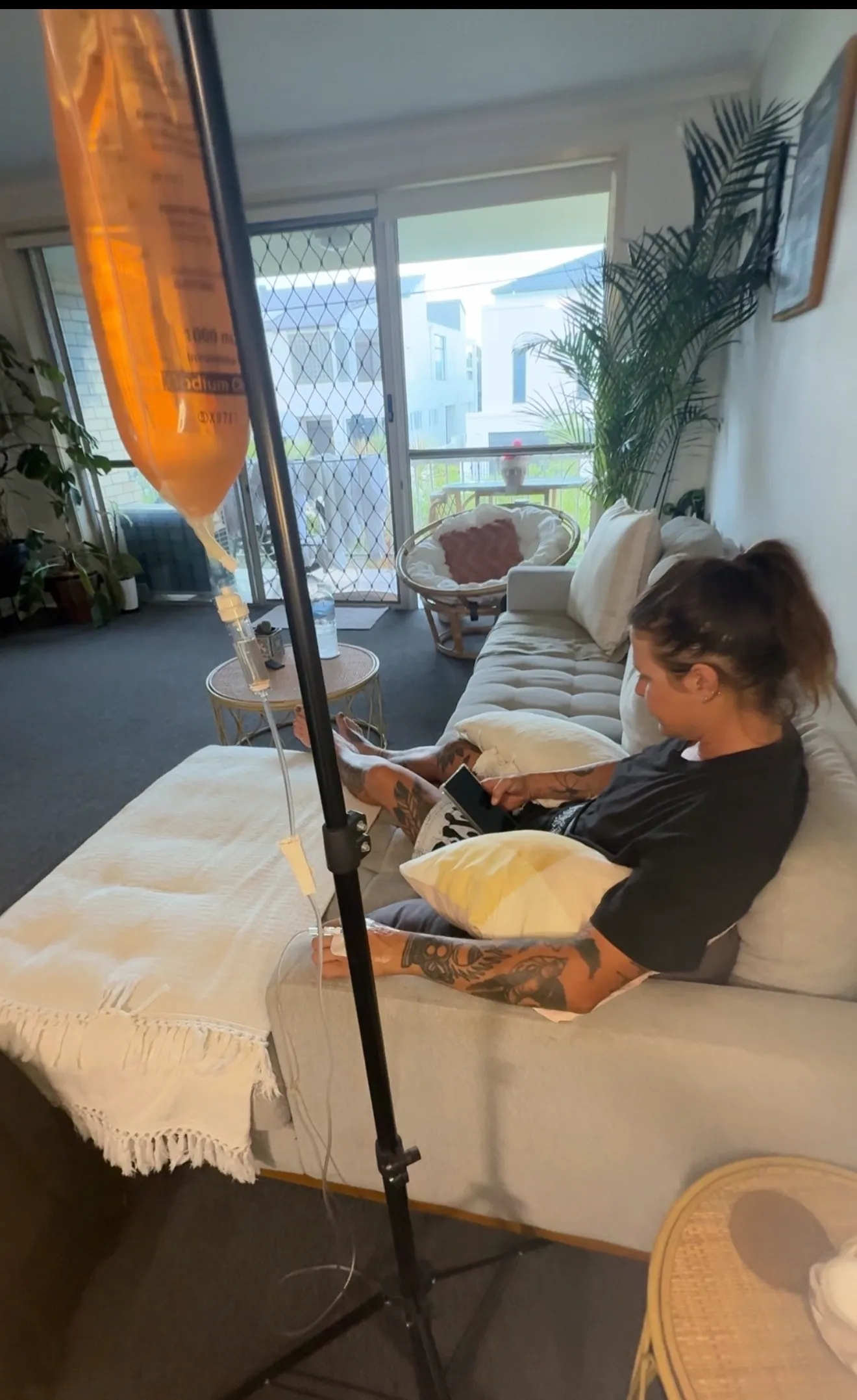 Client receiving a mobile IV nutrient infusion in a comfortable home setting.